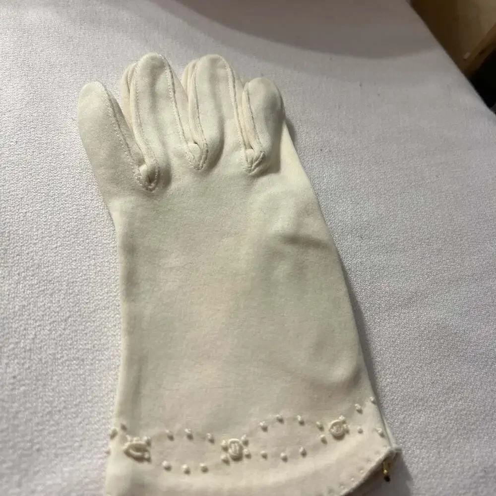 Vintage‎ White Embroidered Floral Gloves